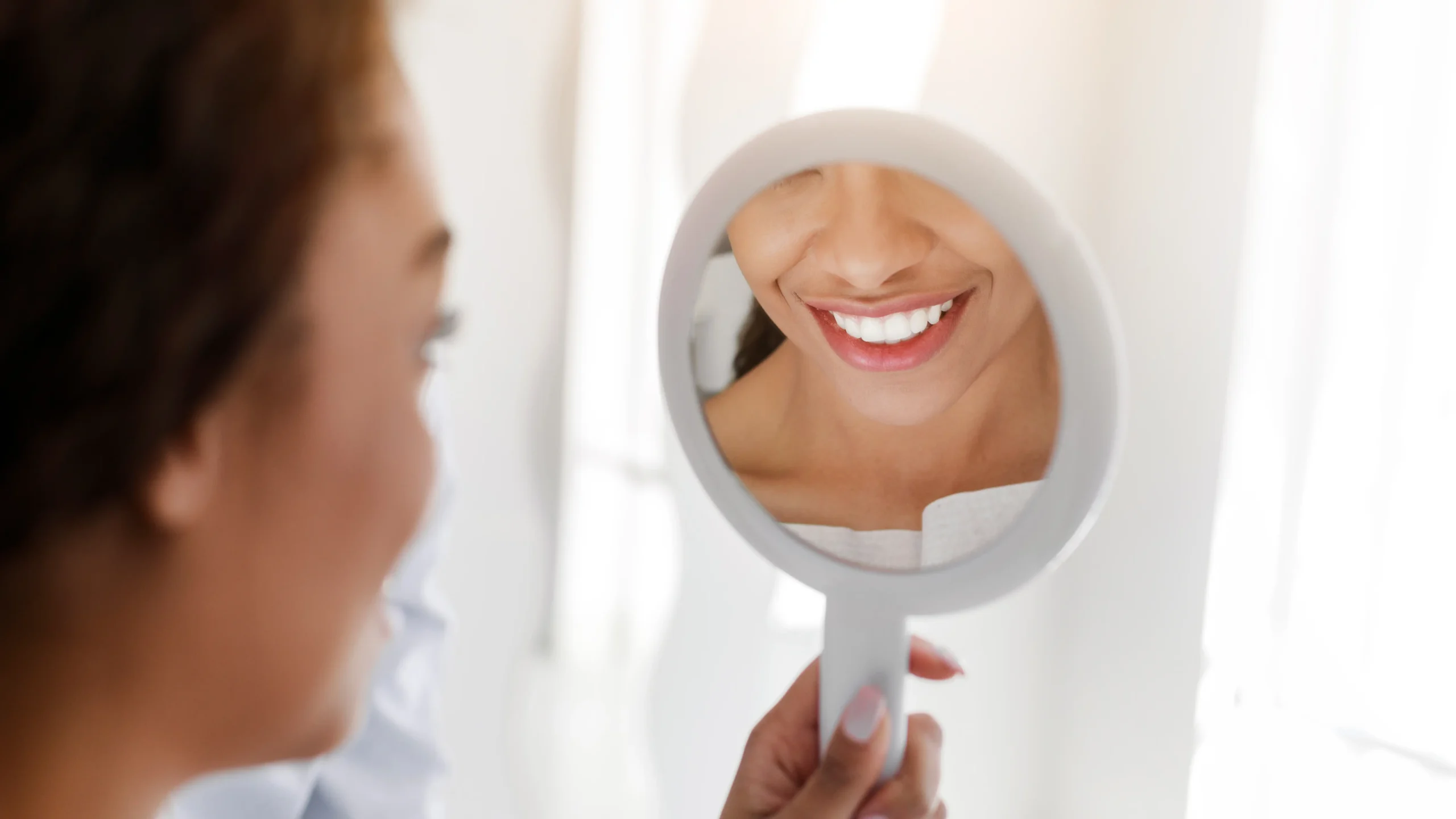 ابتسامة بيضاء في المرآة