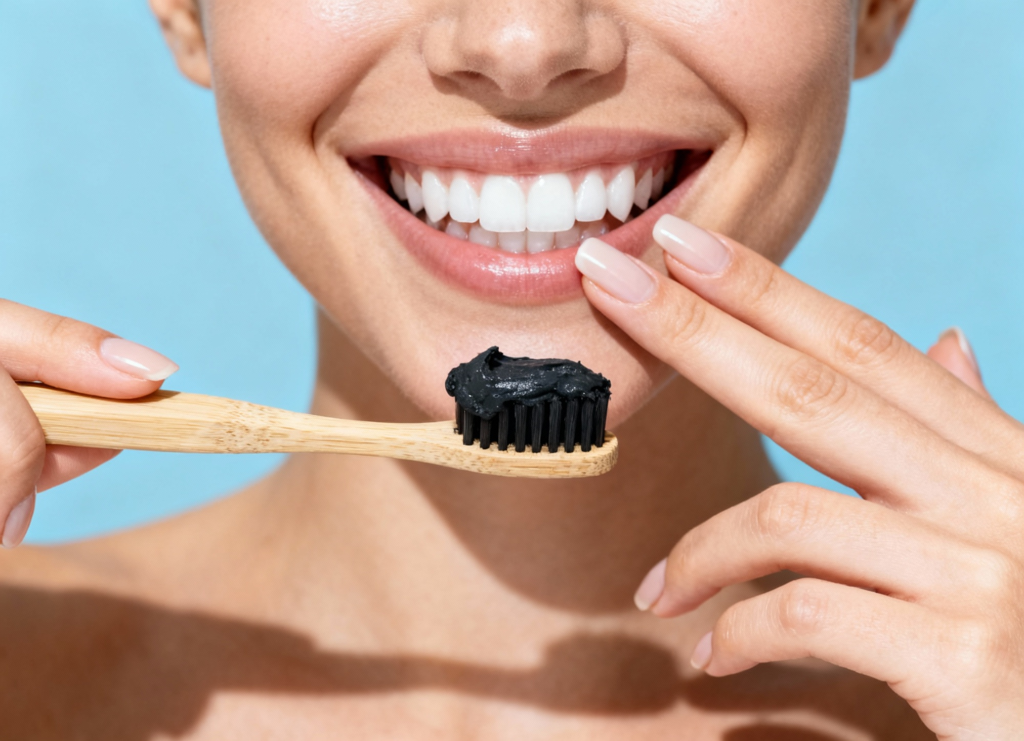 ابتسامة ناصعة مع منتجات تبييض الأسنان بالفحم