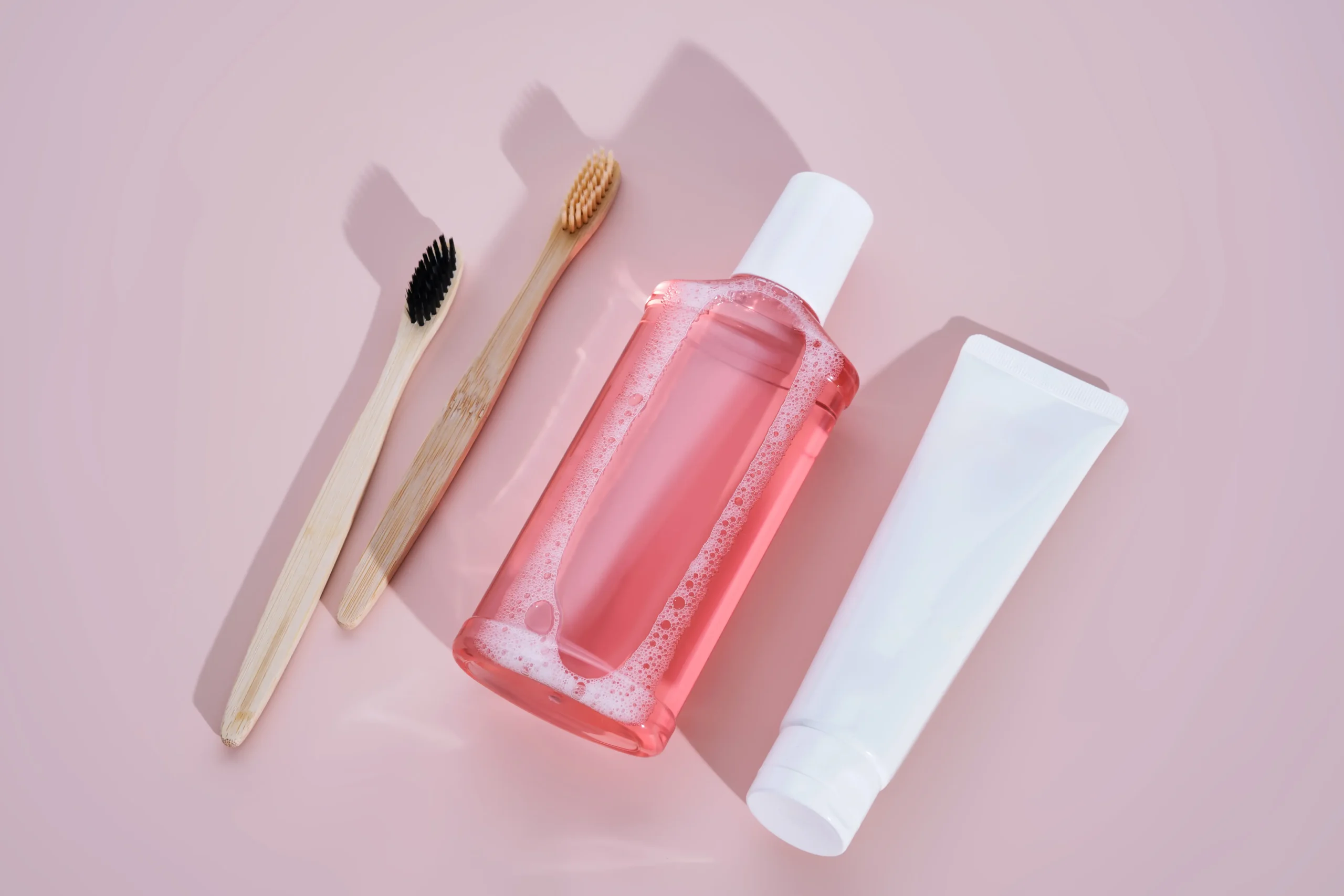 غسول فم وردي مع فرش خشبية ومعجون أسنان