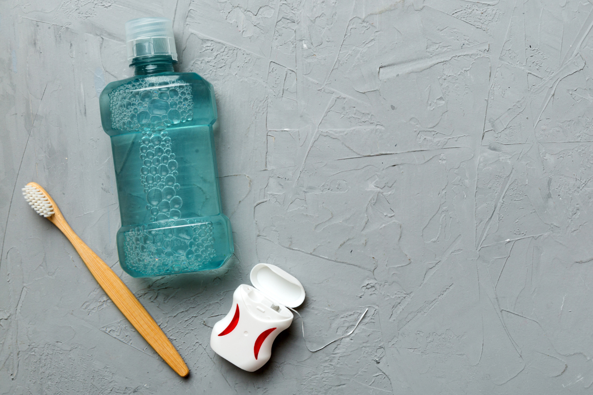 غسول فم مع فرشاة وخيط أسنان – طرق تبييض الأسنان في المنزل