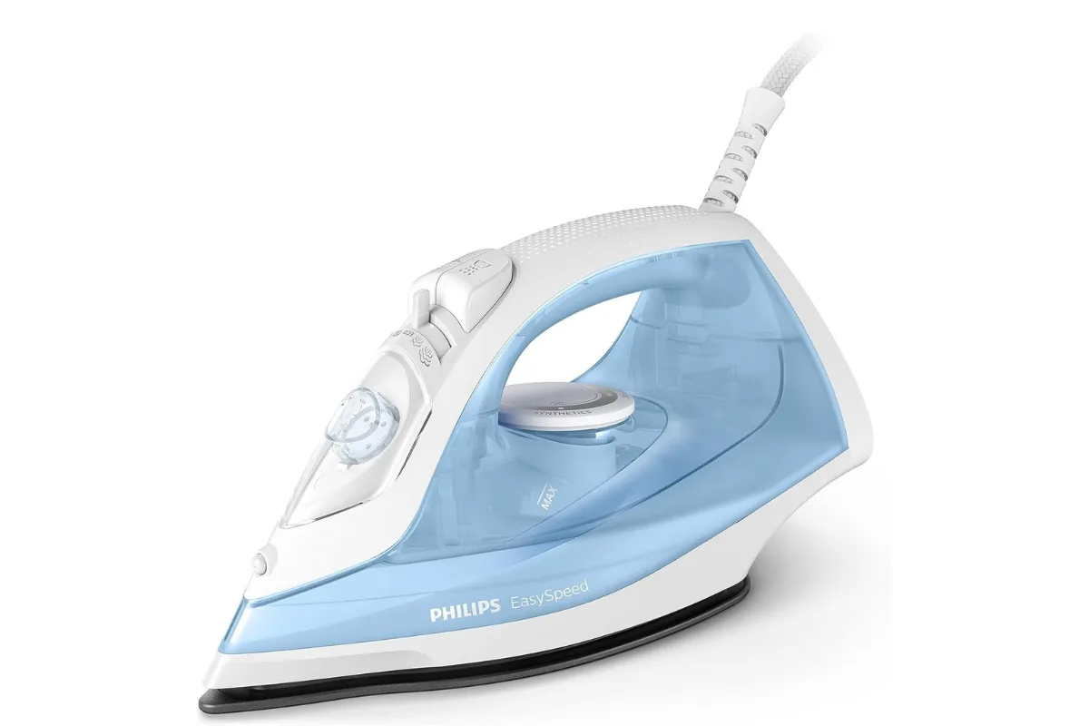 مكواة بخار فيليبس إيزي سبيد – تصميم أبيض وأزرق فاتح، قاعدة غير لاصقة، بخار مستمر فعال وخفيف الوزن للاستخدام المنزلي اليومي.